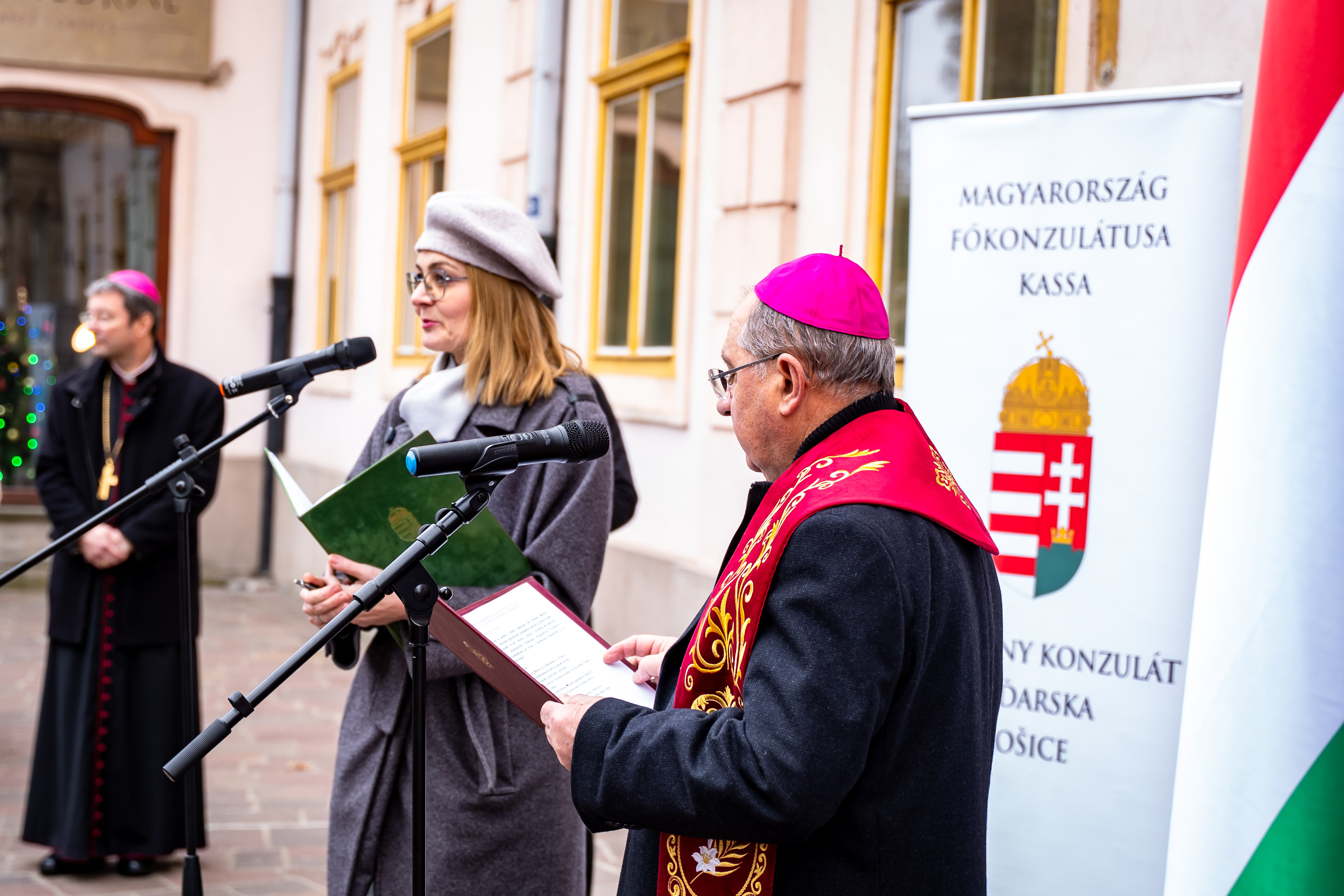 Slavnostne odhalenie pamatnej tabule na pocest kosickeho biskupa Augustina Fischer-Colbrieho-18